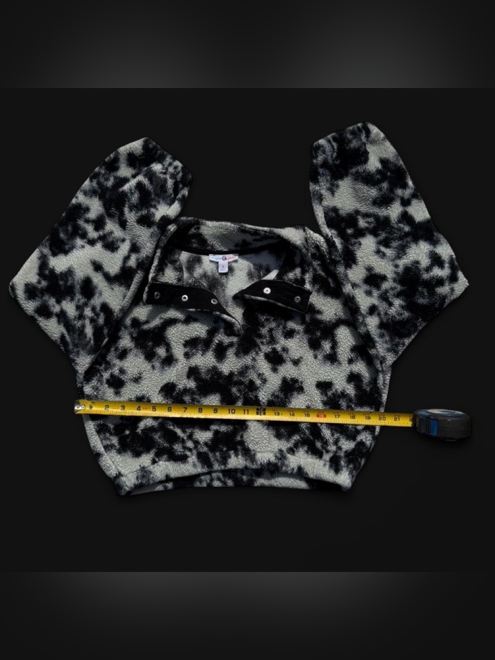 Girls cropped, quarter-snap fleece pullover from the brand Sugar & Jade. - Picture 3 of 7